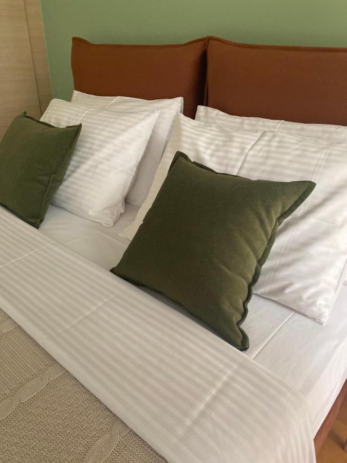 Little John Luxury Apartment بيرايوس المظهر الخارجي الصورة