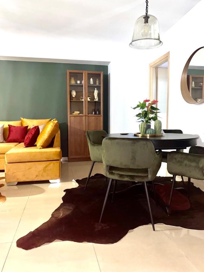 Little John Luxury Apartment بيرايوس المظهر الخارجي الصورة