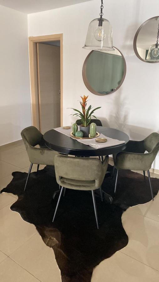 Little John Luxury Apartment بيرايوس المظهر الخارجي الصورة