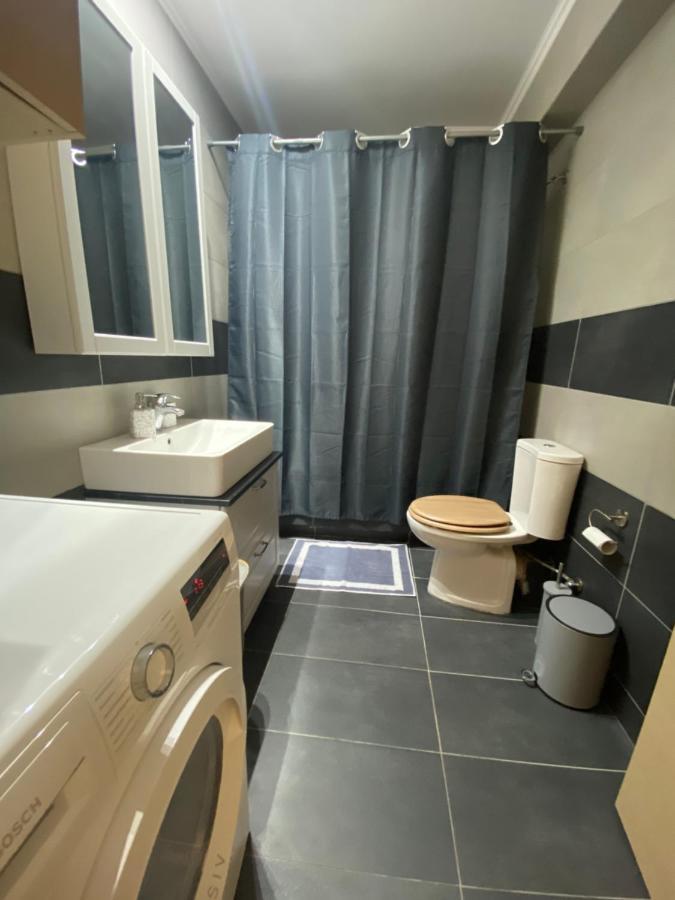 Little John Luxury Apartment بيرايوس المظهر الخارجي الصورة