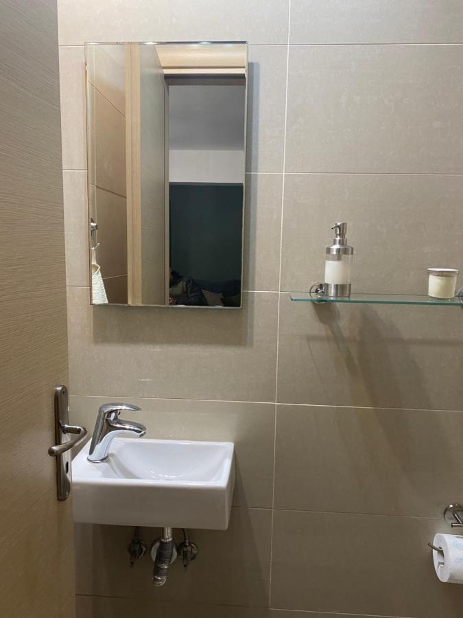 Little John Luxury Apartment بيرايوس المظهر الخارجي الصورة
