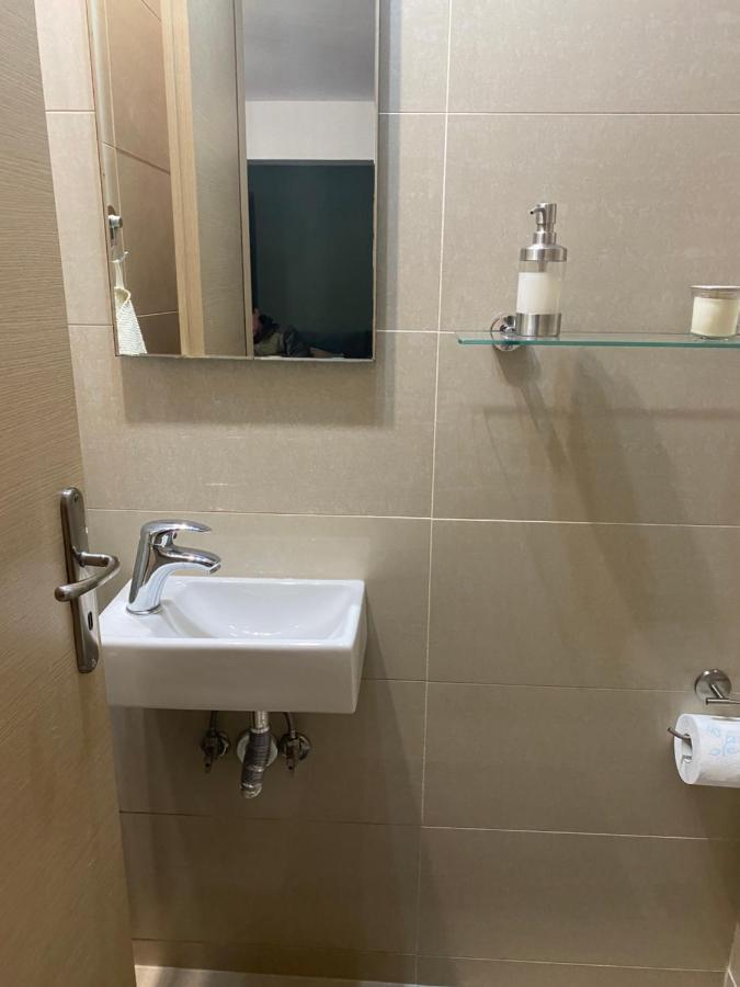 Little John Luxury Apartment بيرايوس المظهر الخارجي الصورة